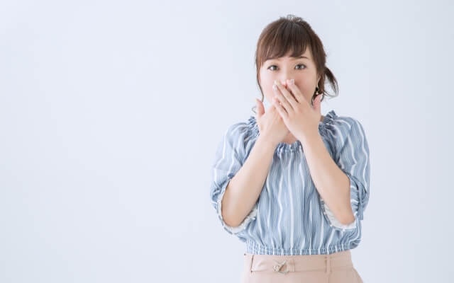 驚く女性